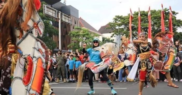 Antara Tiga Periode, Desa Mengepung Kota, dan Deadlock